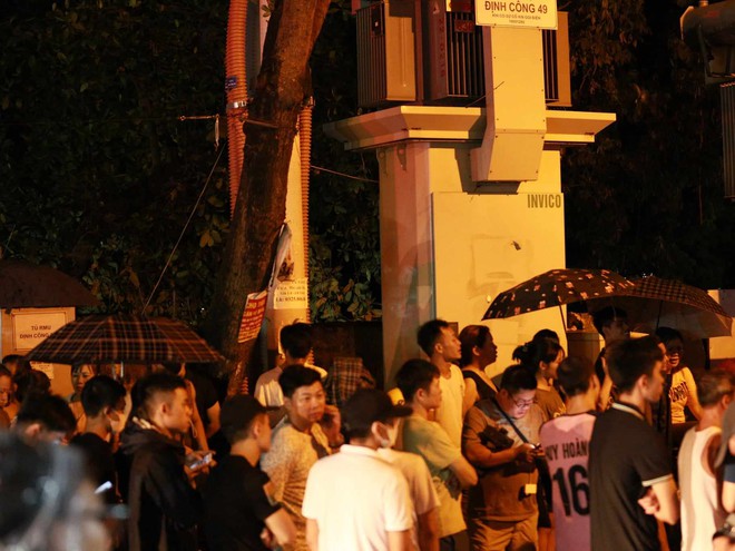 Vụ cháy ở phố Định Công Hạ: Xác định 4 người tử vong, đã đưa các thi thể ra ngoài - Ảnh 13.