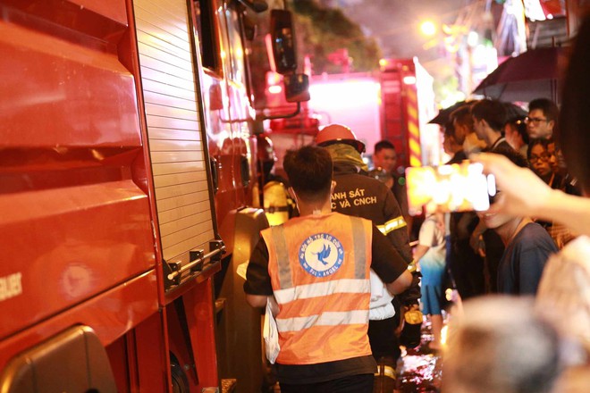 Vụ cháy ở phố Định Công Hạ: Xác định 4 người tử vong, đã đưa các thi thể ra ngoài - Ảnh 11.
