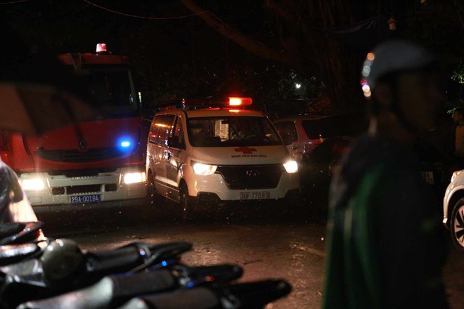 Vụ cháy ở phố Định Công Hạ: Xác định 4 người tử vong, đã đưa các thi thể ra ngoài - Ảnh 12.