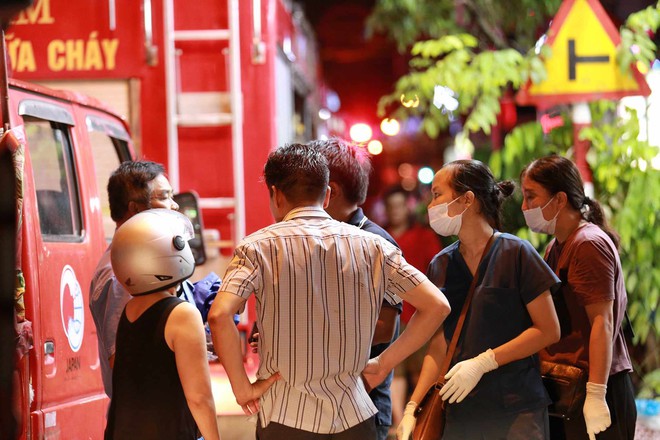 Vụ cháy nhà trên phố Định Công Hạ khiến 4 người tử vong: Người thân đau đớn ngã khuỵu, ôm mặt bật khóc nức nở tại hiện trường - Ảnh 7.