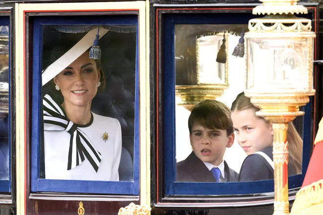 Công chúa Charlotte gây sốt với khoảnh khắc chỉ bảo em trai Louis, khiến nhiều người không khỏi bật cười vì quá dễ thương - Ảnh 4.