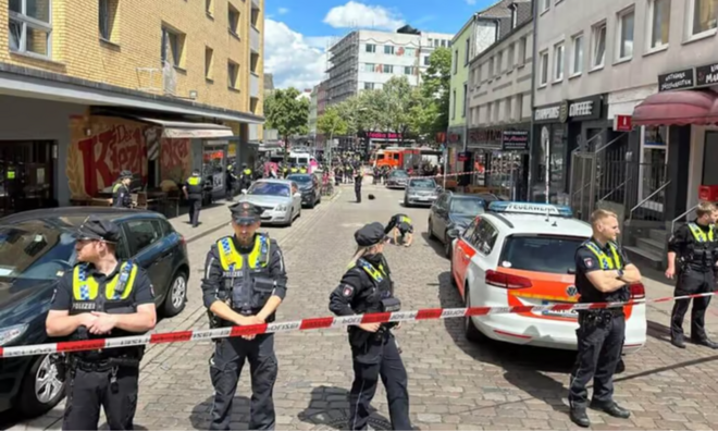 Cảnh sát bắn hạ kẻ cầm vũ khí, giấu chất nổ trong túi đe dọa CĐV EURO 2024 - Ảnh 2.
