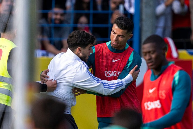 Ronaldo bị cổ động viên rượt đuổi trên sân tập - Ảnh 2.