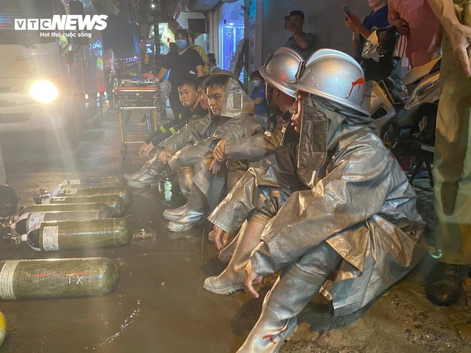 Hà Nội: Hiện trường vụ cháy nhà 6 tầng trên phố Định Công Hạ - Ảnh 12.