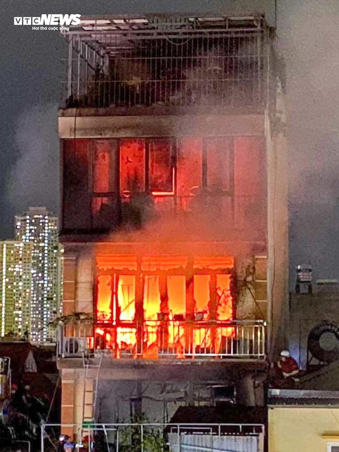 Hà Nội: Hiện trường vụ cháy nhà 6 tầng trên phố Định Công Hạ - Ảnh 2.