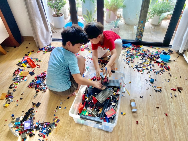 Nhìn chiếc phòng bừa bộn của 2 em bé mê lego đến tiền đình, MC nổi tiếng VTV đã làm điều này với con - Ảnh 3.