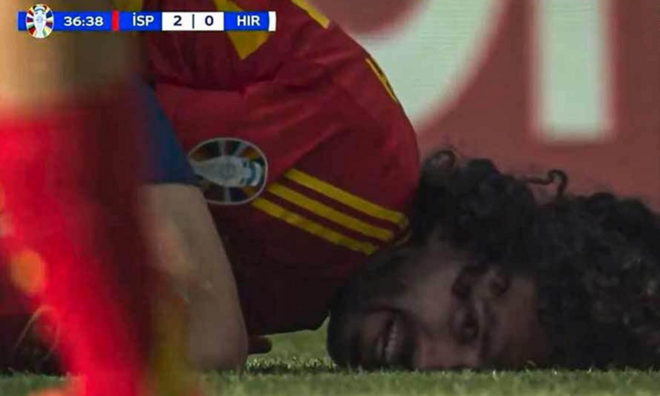 Cầu thủ Tây Ban Nha lăn ra sân ăn vạ, cười trơ trẽn - Ảnh 1.