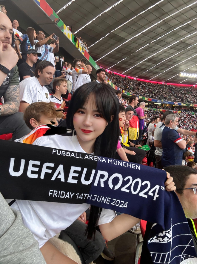 Gặp gỡ gái xinh Việt Nam chi 200 triệu đi xem Euro 2024: Fan tuyển Đức từ năm 9 tuổi, mong “cỗ xe tăng” lên ngôi vô địch - Ảnh 1.