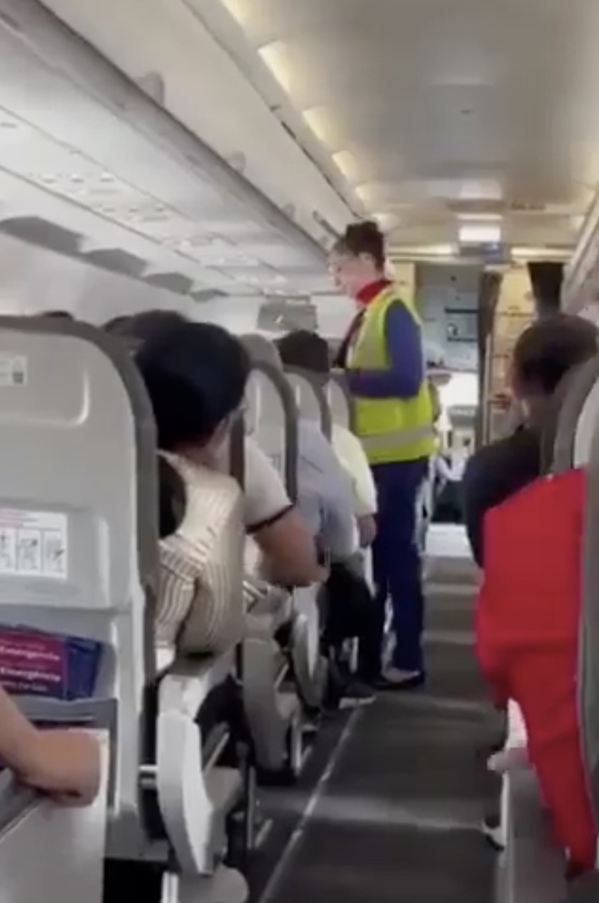 Chuyến bay bị hoãn vì toàn bộ hành khách đòi đuổi 1 bé trai xuống máy bay, nguyên do sự việc bất ngờ được ủng hộ  - Ảnh 1.