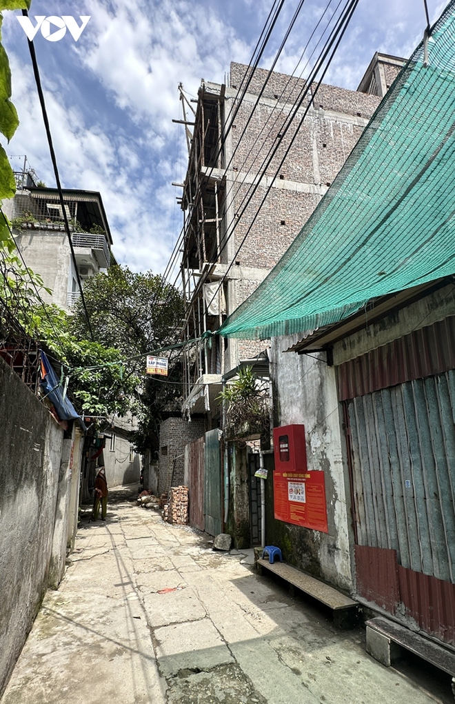 Cận cảnh nhà xưởng, nhà ở san sát trong ngõ sâu ở phố Định Công Hạ - Ảnh 14.