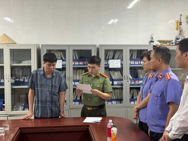 Hà Nội: Trưởng khoa Bệnh viện Tâm thần bị bắt vì để cho bệnh nhân ra ngoài sai quy định - Ảnh 1.