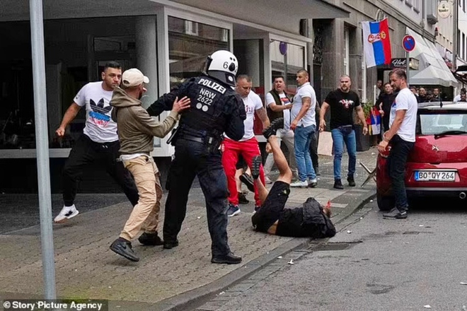 EURO 2024 xảy ra bạo loạn, Đức huy động 200 cảnh sát làm nhiệm vụ - Ảnh 1.