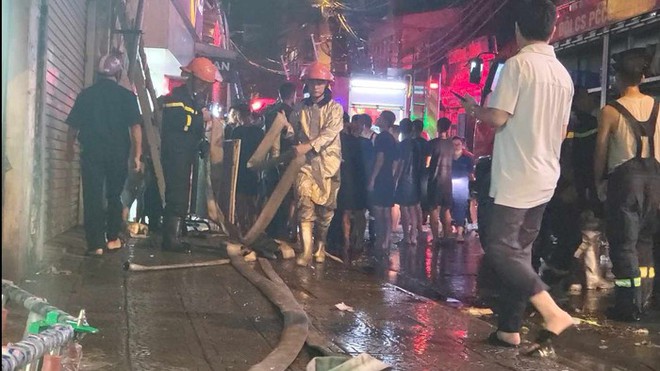 Vụ cháy khiến 4 người tử vong ở Định Công Hạ: Cảnh sát cứu hỏa kể nỗi ám ảnh khi tiếp cận hiện trường - Ảnh 2.
