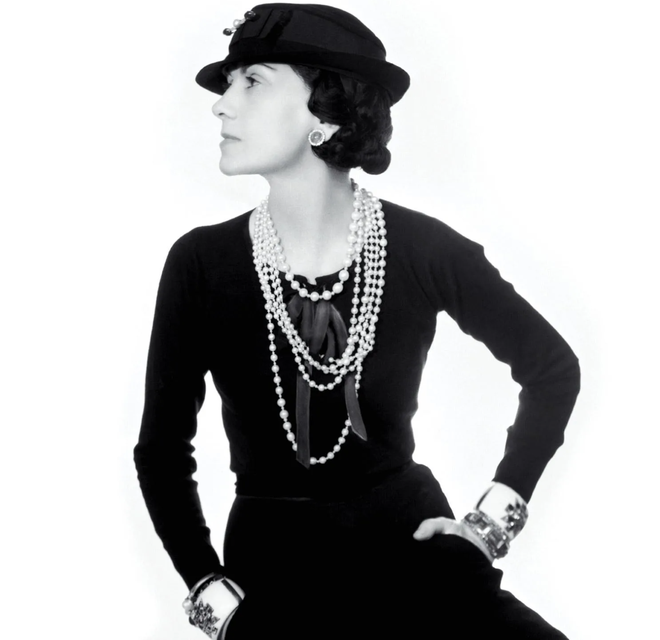 Huyền thoại Coco Chanel từng có 1 kẻ thù khiến bà ghét cay ghét đắng, thậm chí còn cố tình làm cháy váy của đối phương