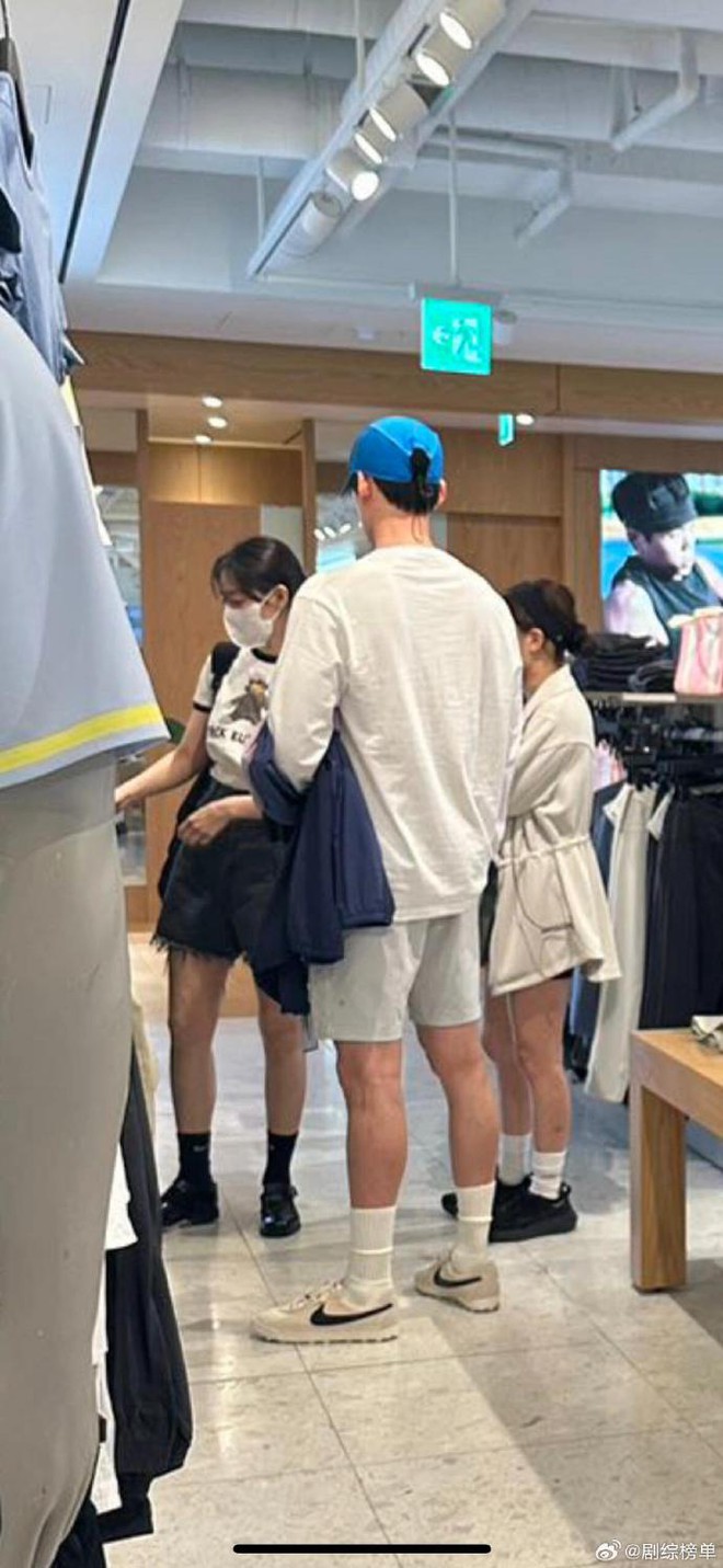 Dậy sóng loạt ảnh Kim Woo Bin - Shin Min Ah đi mua sắm, chàng kiên nhẫn đợi nàng thử đồ - Ảnh 2.
