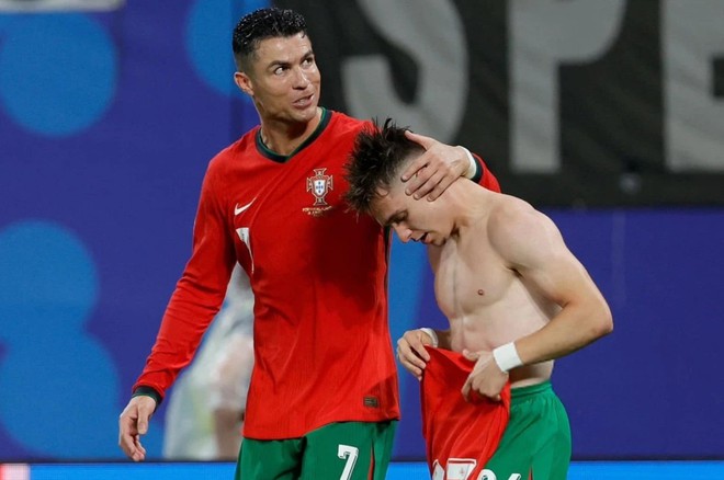Hành động gây tranh cãi của Ronaldo trong ngày lập kỷ lục Euro - Ảnh 4.