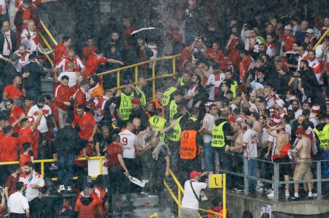 H&igrave;nh ảnh sốc tại Euro 2024: S&acirc;n dột như th&aacute;c sau b&atilde;o, h&agrave;ng chục fan x&ocirc; x&aacute;t nảy lửa ngay tr&ecirc;n kh&aacute;n đ&agrave;i - Ảnh 7.