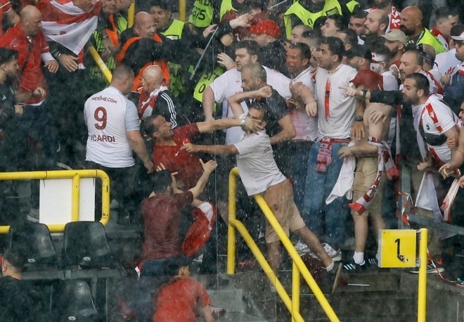 H&igrave;nh ảnh sốc tại Euro 2024: S&acirc;n dột như th&aacute;c sau b&atilde;o, h&agrave;ng chục fan x&ocirc; x&aacute;t nảy lửa ngay tr&ecirc;n kh&aacute;n đ&agrave;i - Ảnh 8.