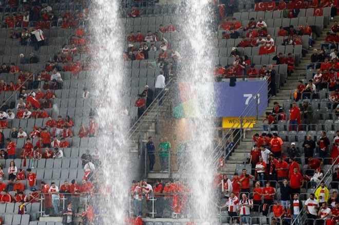 H&igrave;nh ảnh sốc tại Euro 2024: S&acirc;n dột như th&aacute;c sau b&atilde;o, h&agrave;ng chục fan x&ocirc; x&aacute;t nảy lửa ngay tr&ecirc;n kh&aacute;n đ&agrave;i - Ảnh 3.