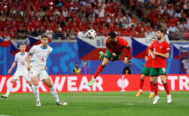 Hành động gây tranh cãi của Ronaldo trong ngày lập kỷ lục Euro - Ảnh 5.