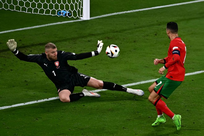Hành động gây tranh cãi của Ronaldo trong ngày lập kỷ lục Euro - Ảnh 6.