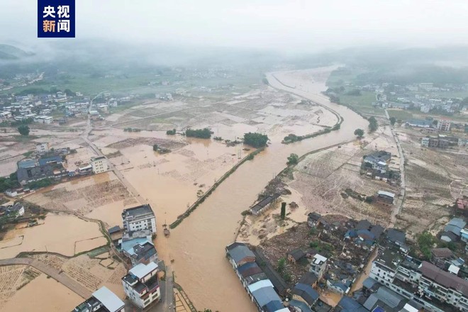 Chùm ảnh: Thành phố biến thành biển vì trận mưa lũ lớn nhất lịch sử, 11.100 người phải sơ tán khẩn cấp, ít nhất 5 người chết, 15 người mất tích  - Ảnh 2.