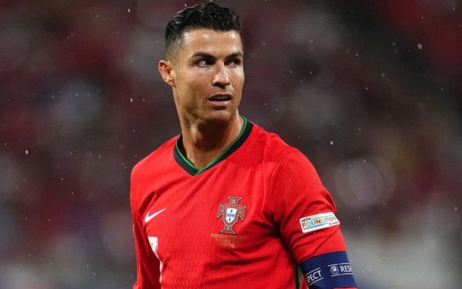 Hành động gây tranh cãi của Ronaldo trong ngày lập kỷ lục Euro - Ảnh 7.