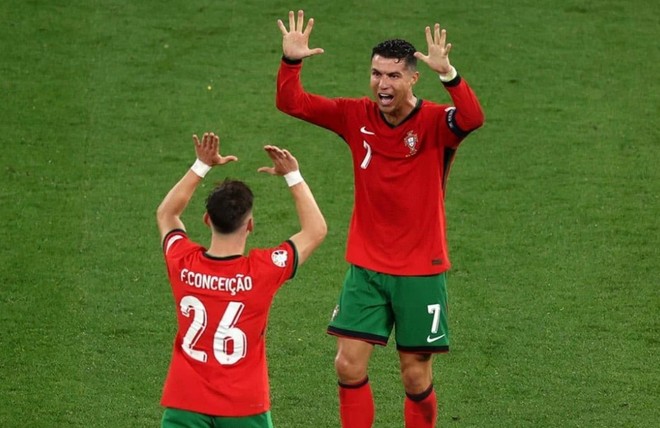 Hành động gây tranh cãi của Ronaldo trong ngày lập kỷ lục Euro - Ảnh 3.