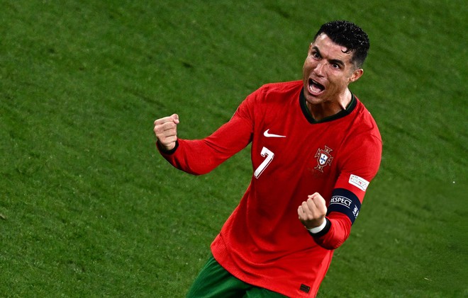 Xúc động khoảnh khắc ăn mừng vỡ òa của Ronaldo sau chiến thắng nghẹt thở tại Euro: 20 năm vẫn còn nguyên khát khao - Ảnh 5.
