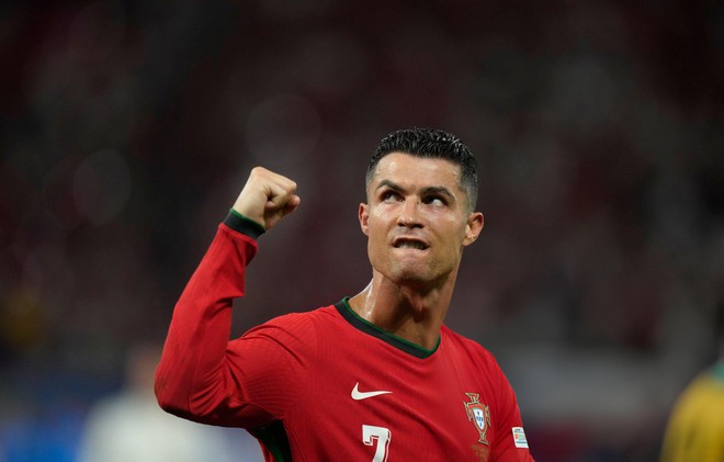 Xúc động khoảnh khắc ăn mừng vỡ òa của Ronaldo sau chiến thắng nghẹt thở tại Euro: 20 năm vẫn còn nguyên khát khao - Ảnh 7.