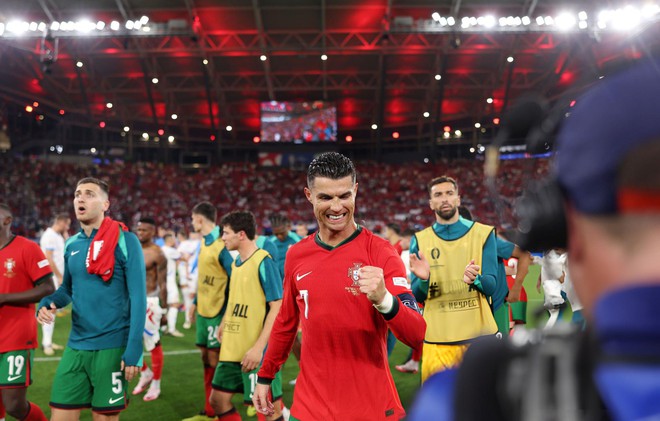 Xúc động khoảnh khắc ăn mừng vỡ òa của Ronaldo sau chiến thắng nghẹt thở tại Euro: 20 năm vẫn còn nguyên khát khao - Ảnh 6.