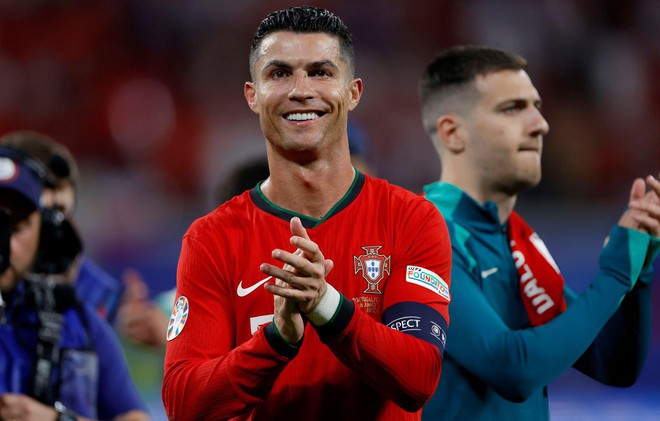 Xúc động khoảnh khắc ăn mừng vỡ òa của Ronaldo sau chiến thắng nghẹt thở tại Euro: 20 năm vẫn còn nguyên khát khao - Ảnh 8.