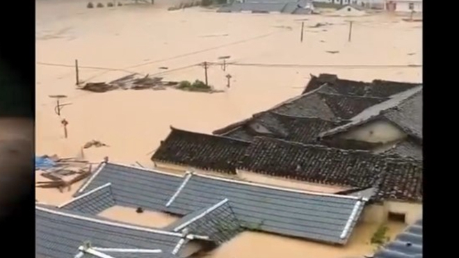 Chùm ảnh: Thành phố biến thành biển vì trận mưa lũ lớn nhất lịch sử, 11.100 người phải sơ tán khẩn cấp, ít nhất 5 người chết, 15 người mất tích  - Ảnh 5.