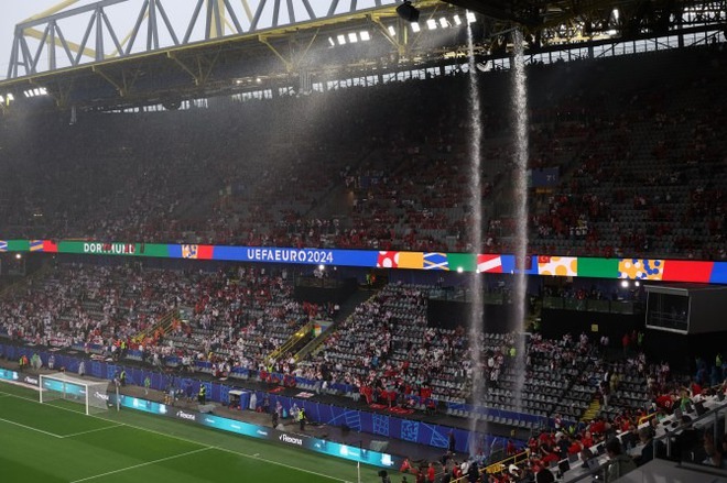 H&igrave;nh ảnh sốc tại Euro 2024: S&acirc;n dột như th&aacute;c sau b&atilde;o, h&agrave;ng chục fan x&ocirc; x&aacute;t nảy lửa ngay tr&ecirc;n kh&aacute;n đ&agrave;i - Ảnh 2.