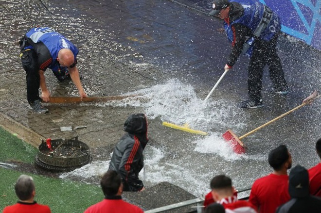 H&igrave;nh ảnh sốc tại Euro 2024: S&acirc;n dột như th&aacute;c sau b&atilde;o, h&agrave;ng chục fan x&ocirc; x&aacute;t nảy lửa ngay tr&ecirc;n kh&aacute;n đ&agrave;i - Ảnh 6.