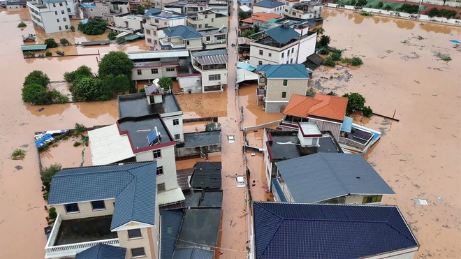Chùm ảnh: Thành phố biến thành biển vì trận mưa lũ lớn nhất lịch sử, 11.100 người phải sơ tán khẩn cấp, ít nhất 5 người chết, 15 người mất tích  - Ảnh 4.
