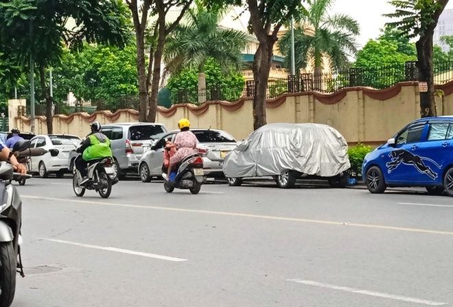 Hà Nội: Nhiều ô tô và xe máy va chạm liên hoàn trên đường Lê Trọng Tấn, 1 người nhập viện - Ảnh 2.