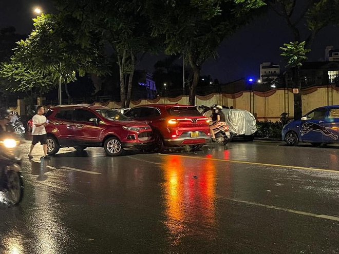 Hà Nội: Nhiều ô tô và xe máy va chạm liên hoàn trên đường Lê Trọng Tấn, 1 người nhập viện - Ảnh 1.