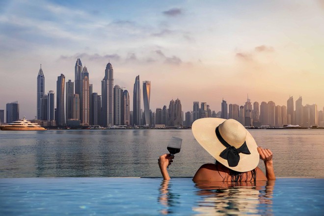 Tránh nóng đỉnh điểm kiểu nhà giàu: Người dân Dubai đổ xô đi du thuyền, thuê khách sạn xa xỉ ở cho mát - Ảnh 1.