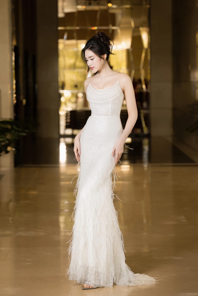 Thời trang nữ tổng tài của Hoa hậu Đỗ Thị Hà khi lấn sân kinh doanh - Ảnh 8.