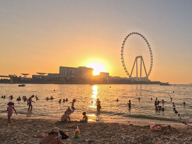 Tránh nóng đỉnh điểm kiểu nhà giàu: Người dân Dubai đổ xô đi du thuyền, thuê khách sạn xa xỉ ở cho mát - Ảnh 2.