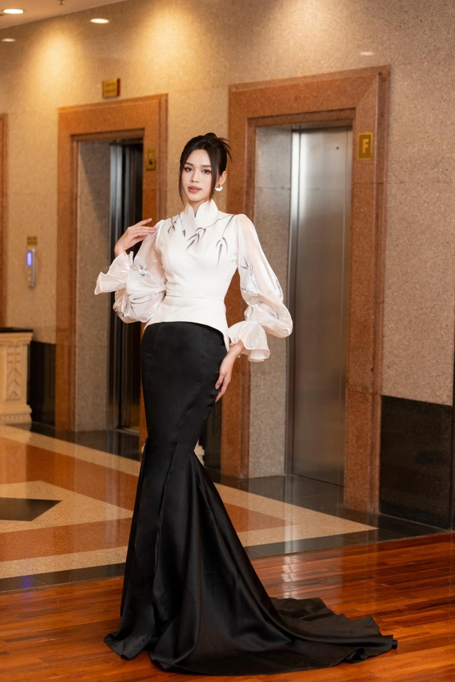 Thời trang nữ tổng tài của Hoa hậu Đỗ Thị Hà khi lấn sân kinh doanh - Ảnh 4.
