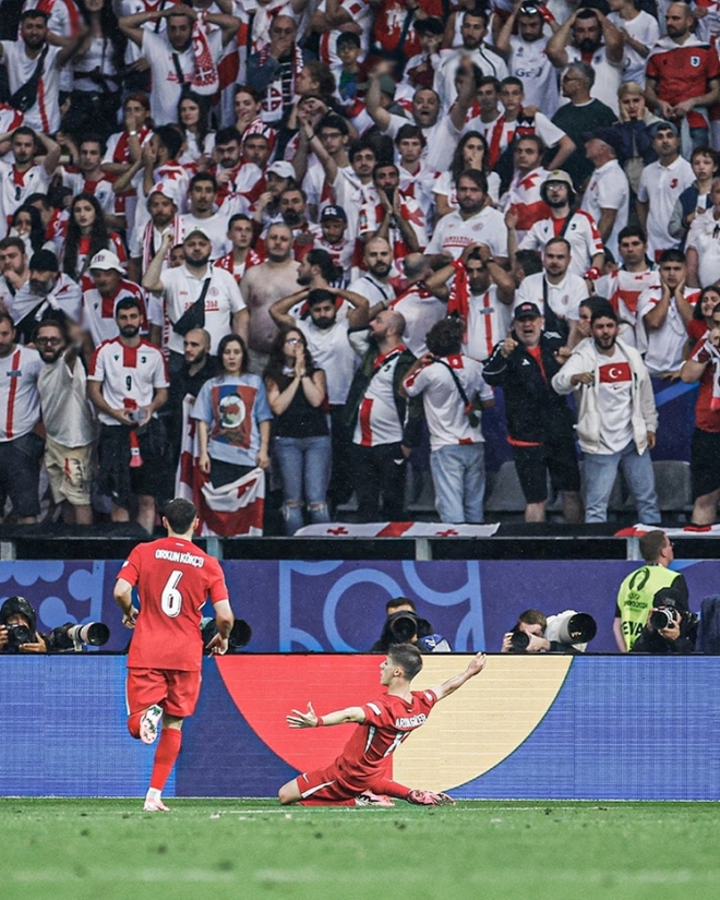 Hotboy 2k5 Thổ Nhĩ Kỳ vừa lập siêu phẩm cầu vồng trong mưa, phá luôn kỷ lục Euro của Ronaldo là ai? - Ảnh 2.