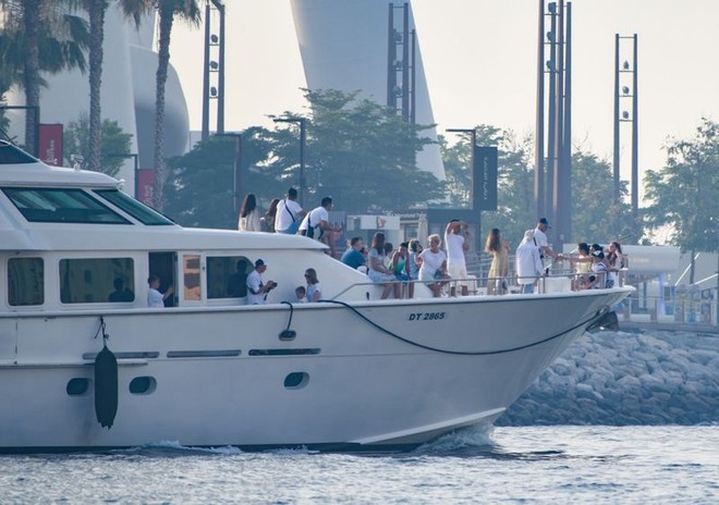 Tránh nóng đỉnh điểm kiểu nhà giàu: Người dân Dubai đổ xô đi du thuyền, thuê khách sạn xa xỉ ở cho mát - Ảnh 3.