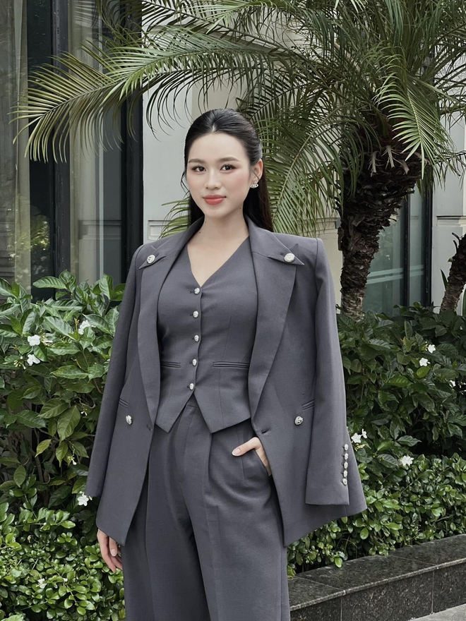 Thời trang nữ tổng tài của Hoa hậu Đỗ Thị Hà khi lấn sân kinh doanh - Ảnh 3.