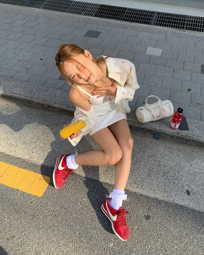 Ngắm Instagram của model Hàn, lượm được tỷ ý tưởng diện đồ hè mê ly: Từ style dịu dàng đến &quot;gái phố&quot; đều có - Ảnh 3.