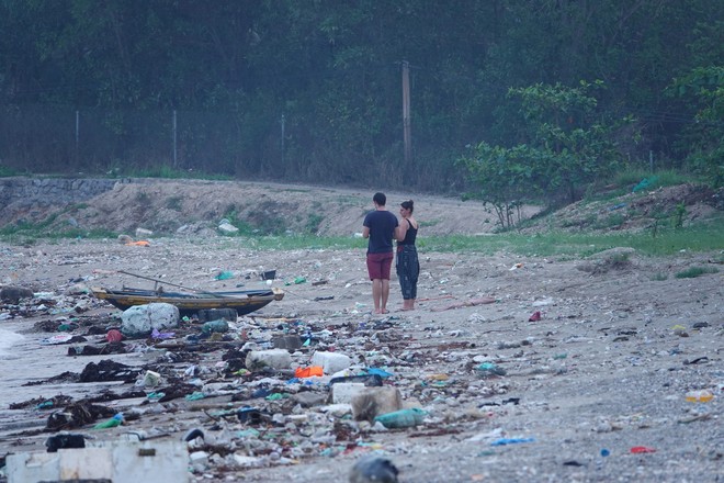 Bãi tắm ở Cát Bà tràn ngập rác thải, du khách nước ngoài nói "thất vọng": Đây cũng là trách nhiệm của chúng ta- Ảnh 3.