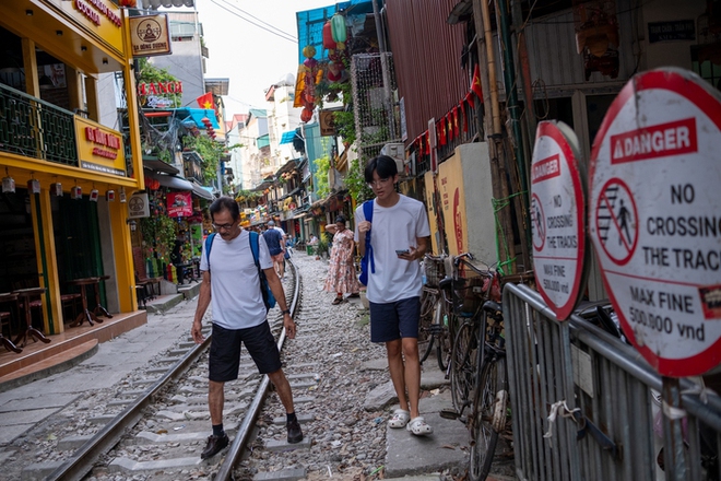 Bất chấp hàng loạt biển cảnh báo nguy hiểm, xóm cà phê đường tàu vẫn nườm nượp khách du lịch đến chụp ảnh - Ảnh 5.