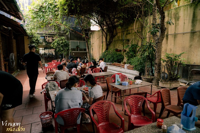 Ăn gì ở Ninh Bình? Ghé hàng miến lươn nức tiếng tuổi đời hơn nửa thế kỷ, thưởng thức bún chả vuông tại quán ngày bán sương sương 700 suất - Ảnh 13.