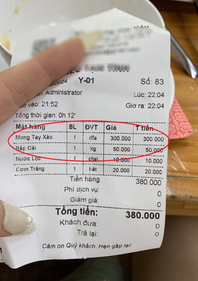 Suất cơm rang trứng 100k, đĩa hải sản 300k lèo tèo vài cọng ở Cát Bà khiến du khách thất vọng lên tiếng - Ảnh 2.